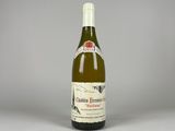 La bouteille de vin est posée sur la table, sur une surface grise.