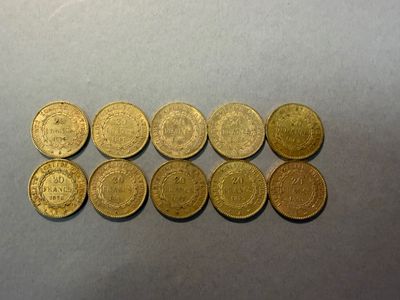 un tas de pièces d'or posé sur une table