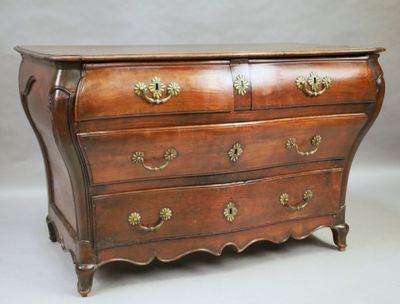 Commode tombeau, en bois fruitier, ouvrant par quatre tiroir… - Photo 1
