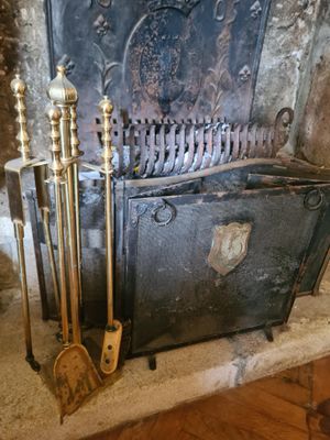 une cheminée sur laquelle sont posés tout un tas d'outils