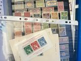 une boîte bleue remplie de timbres et d'autres objets