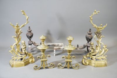 Paire de chenets à décor de Putti assis sur des rinceaux feu…