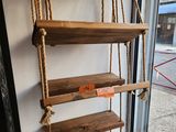 une échelle en bois accrochée au mur