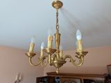 un lustre dans une chambre avec un miroir accroché au mur