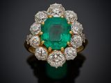 une bague à grappes d'émeraudes et de diamants