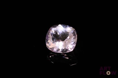 gros plan d'un diamant rose sur une surface noire