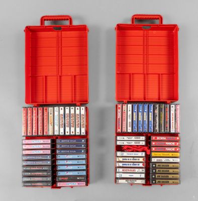 deux boîtiers en plastique rouges contenant divers films et DVD