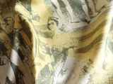 un gros plan d'un tissu orné d'un motif