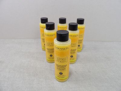 quatre flacons de lait corporel au citron posés sur une table