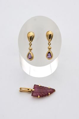 gros plan d'une paire de boucles d'oreilles sur une surface blanche