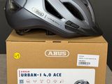une photo d'un casque de vélo posé sur une boîte en carton