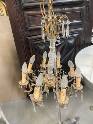 un lustre comportant de nombreuses ampoules