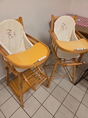deux chaises hautes en bois placées l'une à côté de l'autre