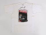 un t-shirt blanc avec l'image d'une voiture dessus