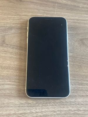 un gros plan d'un téléphone portable posé sur une table en bois