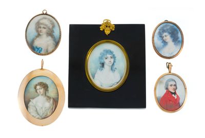 un ensemble de cinq portraits miniatures de femmes dans diverses poses