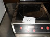 une photo d'une plaque de cuisson sur laquelle est posée une étiquette de prix