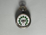 une montre de poche en argent ornée de fleurs vertes