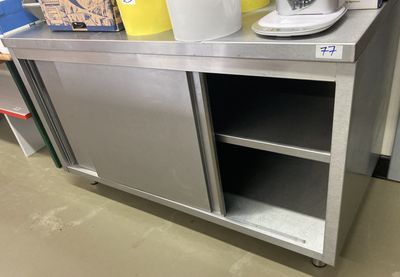 un comptoir en acier inoxydable sur lequel est posée une cafetière