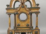 une horloge en bois posée sur une table