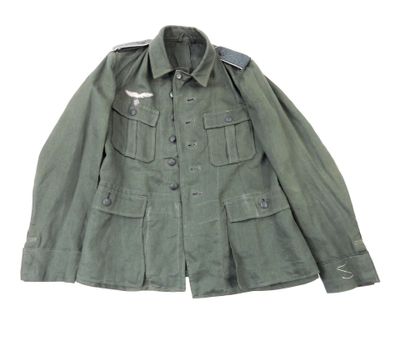une image représentant une veste militaire sur fond blanc