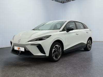 Une Toyota C-HR blanche est garée dans une grande pièce