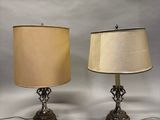 paire de lampes de table anciennes en laiton avec des abat-jours couleur crème
