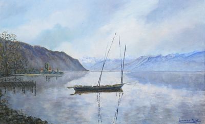 un tableau représentant un bateau sur l'eau, avec des montagnes en arrière-plan