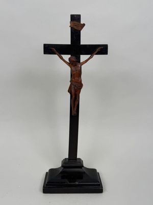 un crucifix en bois surmonté d'une croix