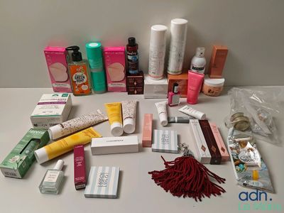 de nombreux types de produits de soins de la peau disposés sur une table