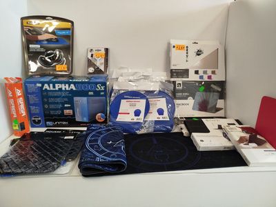 many items that are sitting on a shelf in the room