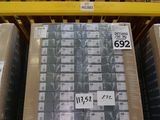 une palette chargée de nombreux cartons dans un entrepôt
