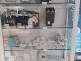 une vitrine en verre contenant de nombreux objets différents