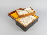 une boîte ouverte contenant deux morceaux de fromage, posée sur une table