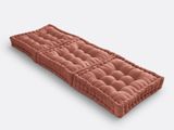 un matelas rose posé sur une surface blanche