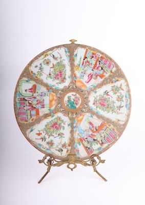 une assiette décorée, posée sur un support