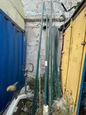 une porte bleue et une porte jaune dans une pièce