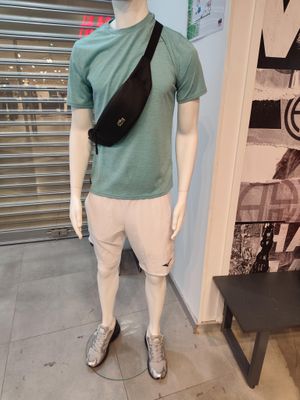 un mannequin vêtu d'un t-shirt vert et d'un short blanc