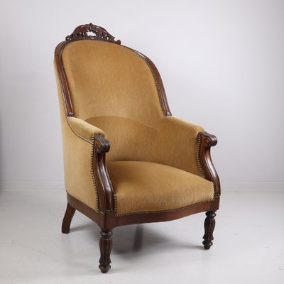 une chaise à l'ancienne avec un revêtement jaune, revêtement jaune, revêtement jaune, revêtement jaune, revêtement