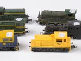 plusieurs petits trains sont alignés sur une surface blanche