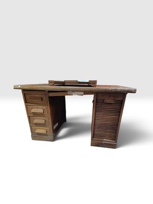 l'image d'un bureau en bois avec un tiroir en dessous