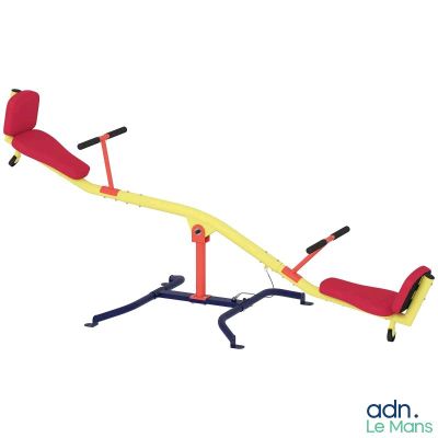 une image représentant un équipement de gymnastique pour enfants, de couleur rouge et jaune