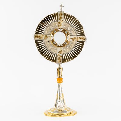 un calice en argent et en or surmonté d'une croix