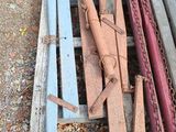 un tas de vieux objets en bois et en métal par terre