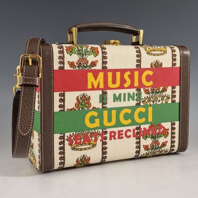 une petite valise décorée d'un motif