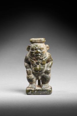 une figurine en jade vert représentant un singe