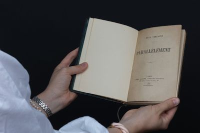 une femme qui tient un livre dans ses mains