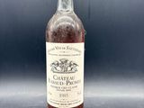 l'image d'une bouteille de vin posée sur une table