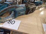 une tronçonneuse posée sur une table dans un magasin