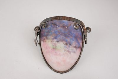 une image représentant une broche en pierre rose et bleue